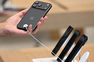 O nové iPhony není moc zájem. Apple omezuje jejich výrobu - Novinky